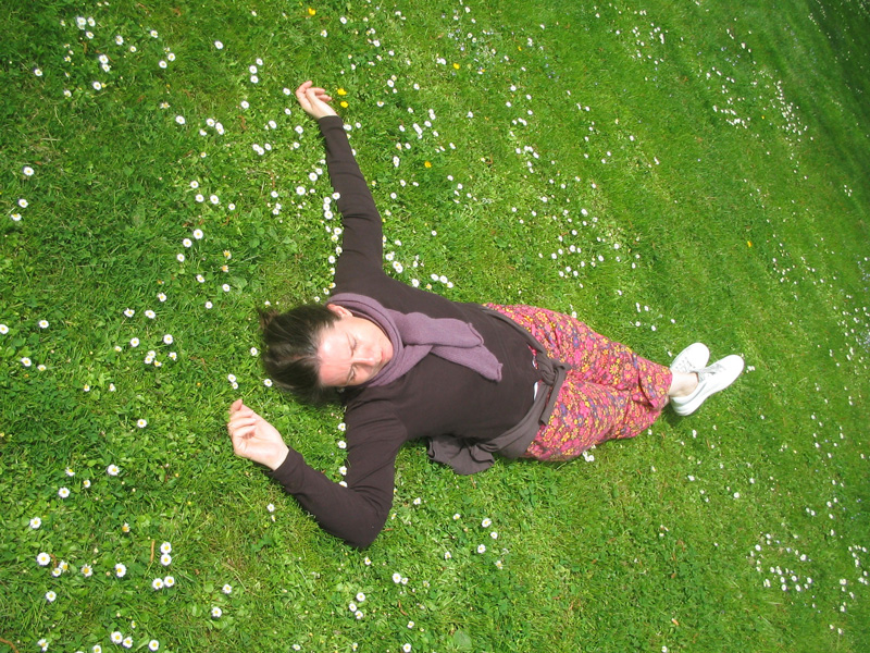 Liggen in het gras door Helma Vlemmings